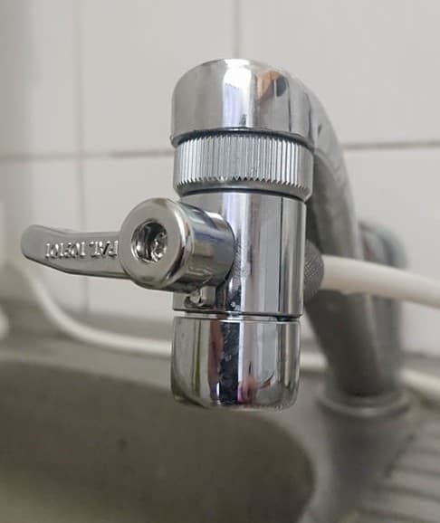 PŘEPÍNAČ NA KONEC VODOVODNÍHO RAMÍNKA