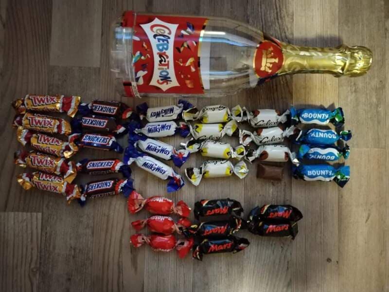 Dárková láhev MINIS – Snickers, Mars, Twix, Bounty, Milky Way 296 g - náhled 2